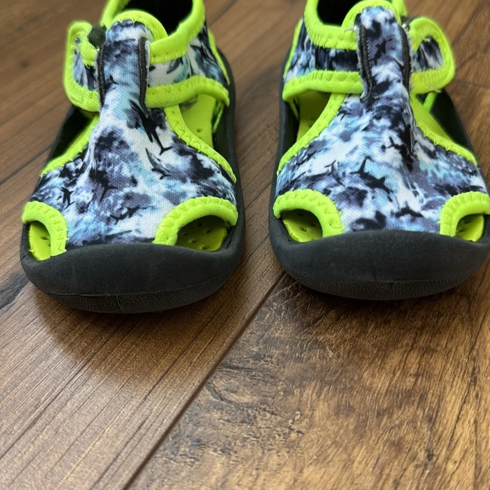 Oshkosh B’gosh baby water shoes, size 4